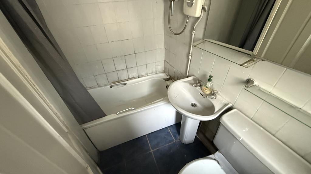 Lot: 99 - MID-TERRACE HOUSE FOR REFURBISHMENT - Internal image of bathroom